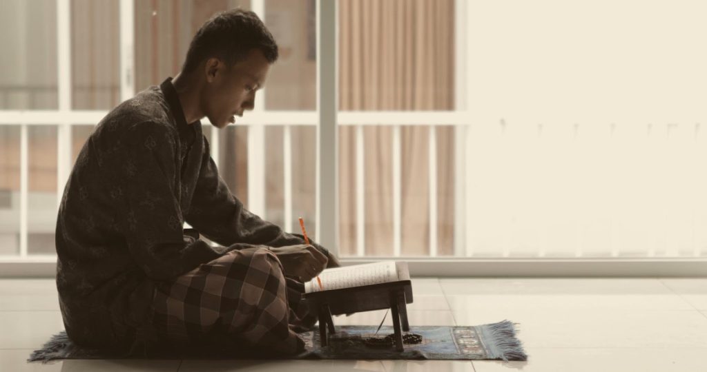 A Muslim learning how to read Quran
