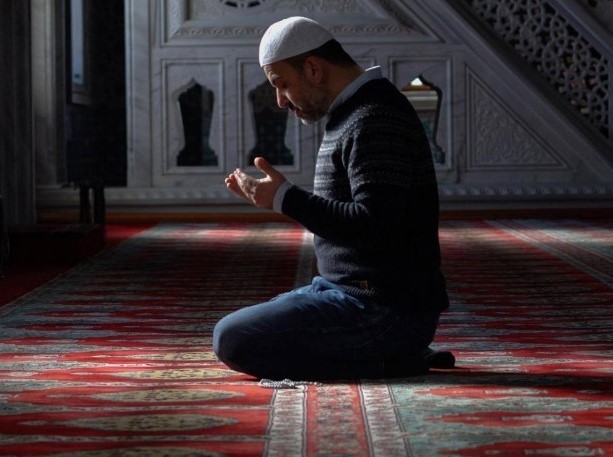 A Muslim supplicating to Allah 