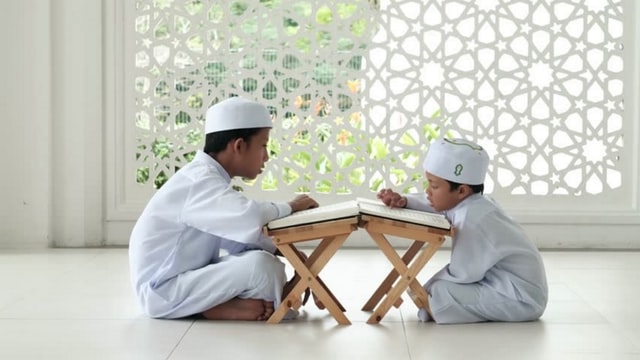 Two Muslim kids reciting the Quran
