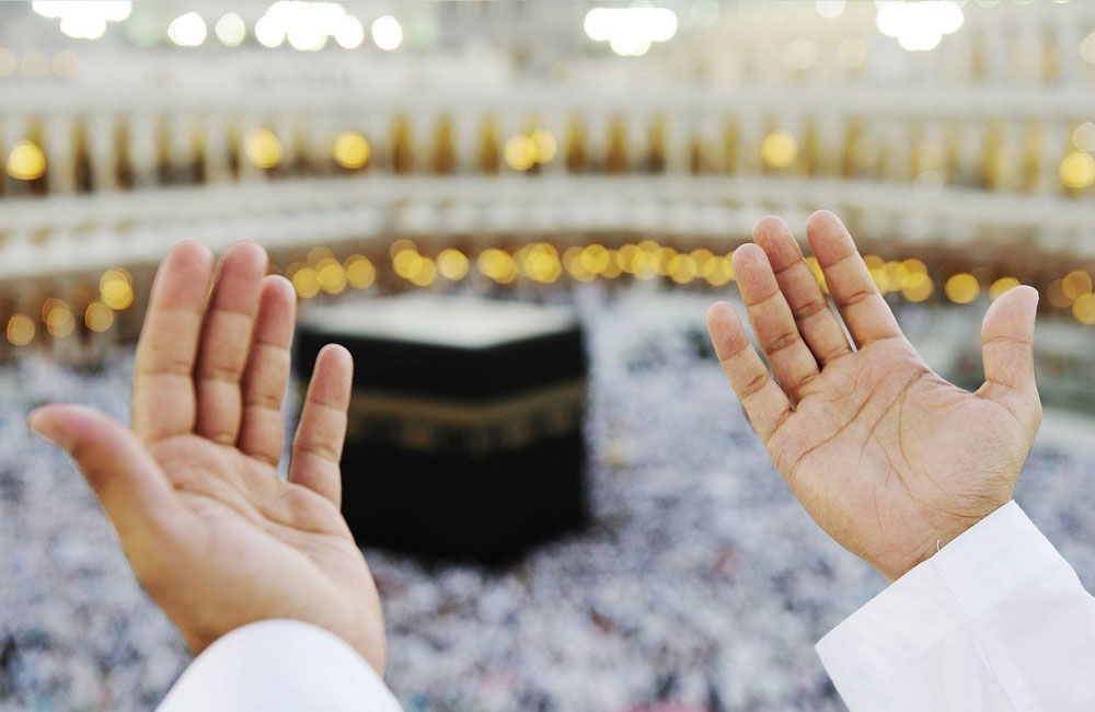 A Muslim making dua before the Kaaba